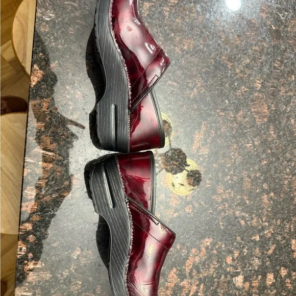 Dansko - patent leather clogs red/burgundy marbled color - Picture 7 of 9